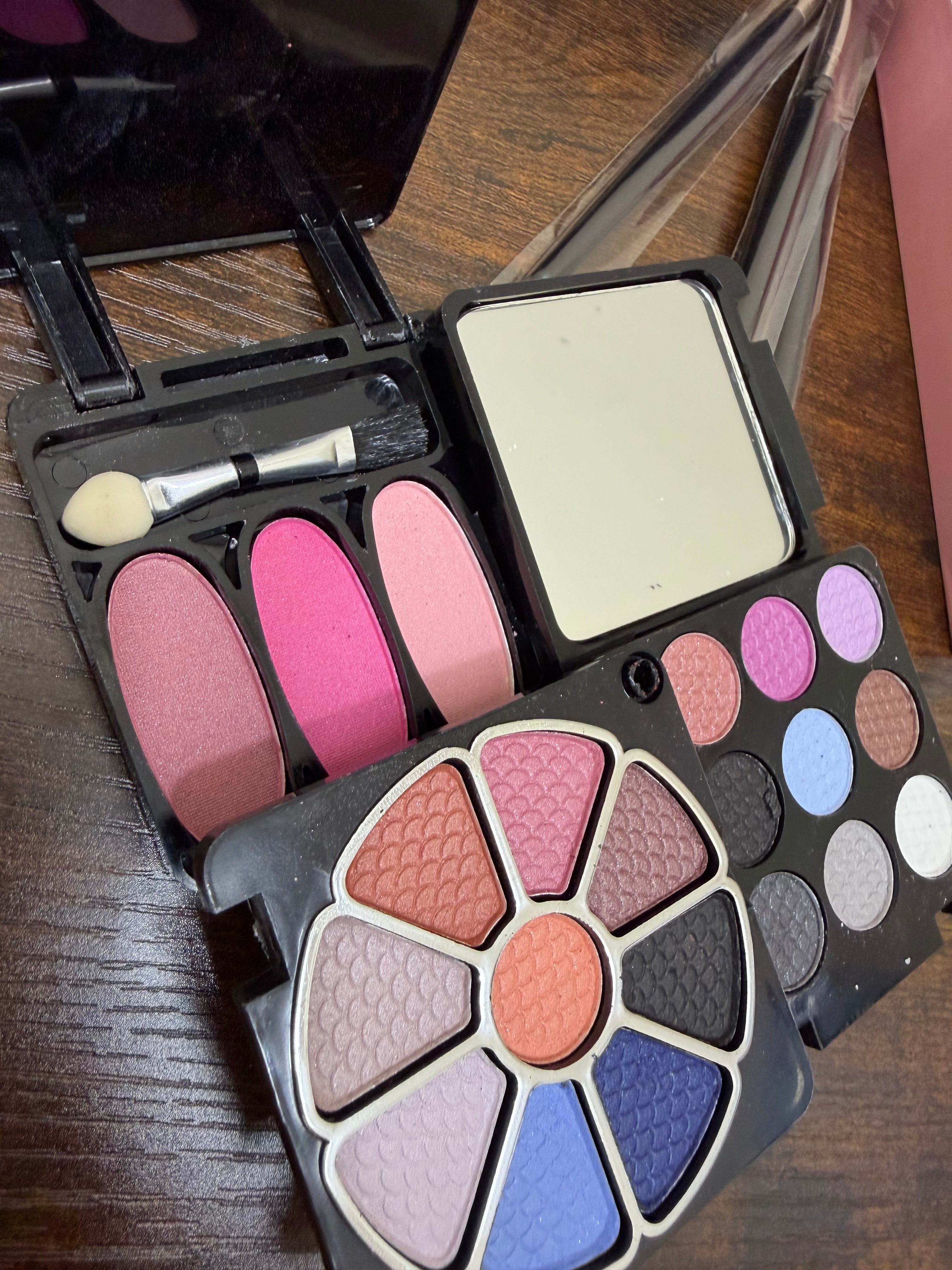Book Pallet Makeup Deal